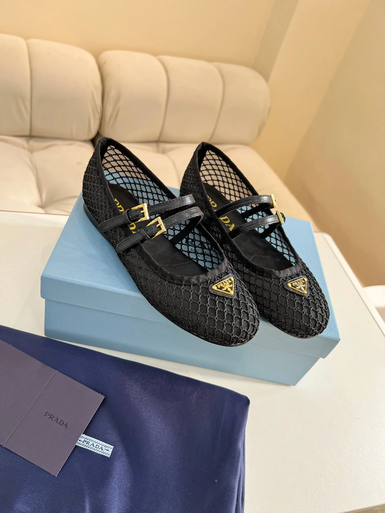 👟👟Ex-factory price 520👟👟 PRADA💝💝25ss💯💯💯New British style dancing shoes Small leather loafers - retro fashion classic items New products created at the first major show of Paris Fashion Week Inspirations are cleverly combined by the D chief designer on the perfect shoe shape. Matched with brand buckles, it is more fashionable. Upper: imported rhombus lining: cowhide lining sole: original [Fireworks][Fireworks] 1:1 molded foam sole Size: 35-41 yards